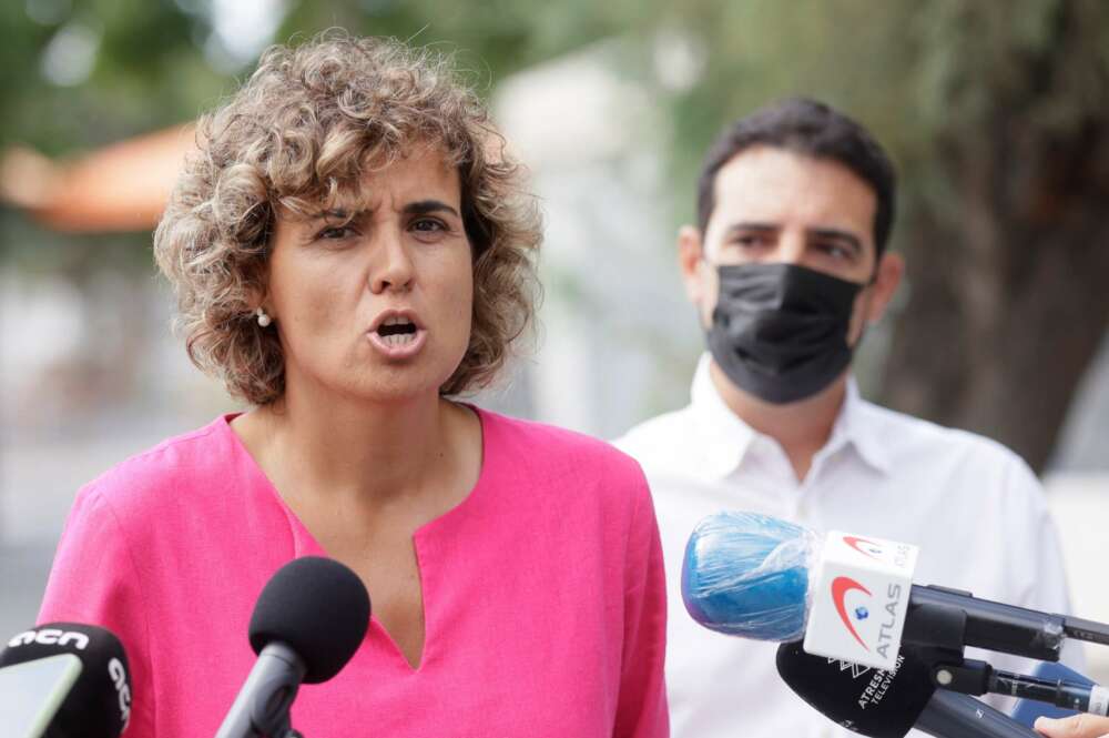 BARCELONA, 19/08/2021.- La portavoz del PP en el Parlamento Europeo, Dolors Montserrat (I), atiende a los medios de comunicación junto al presidente del PP de Barcelona, Manu Reyes (d), para valorar la actualidad política tras reunirse con representantes del sector de la restauración de Barcelona. EFE/Quique Garcia