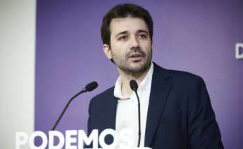 MADRID, 11/04/2022.- El portavoz de Podemos, Javier Sánchez Serna, durante la rueda de prensa ofrecida este lunes en Madrid, juntoa la secretaria de Acción Institucional, María Teresa Pérez . EFE/Luca Piergiovanni