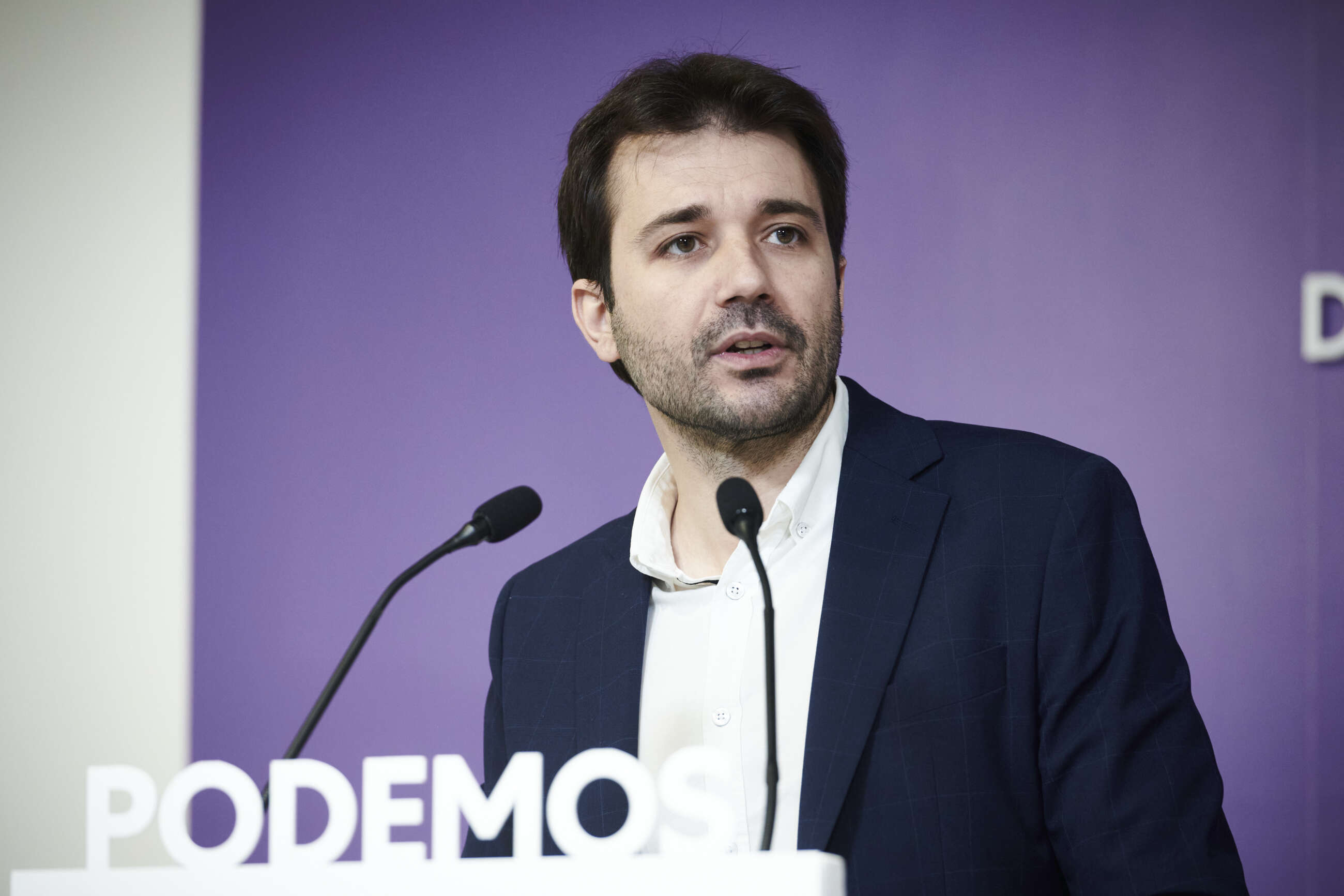 MADRID, 11/04/2022.- El portavoz de Podemos, Javier Sánchez Serna, durante la rueda de prensa ofrecida este lunes en Madrid, juntoa la secretaria de Acción Institucional, María Teresa Pérez . EFE/Luca Piergiovanni