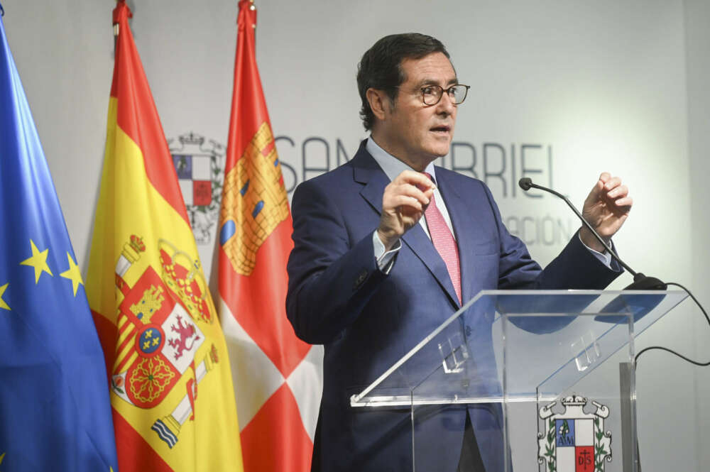 GRAF7534. LA AGUILERA (BURGOS), 12/07/2022.- El presidente de la Confederación Española de Organizaciones Empresariales (CEOE), Antonio Garamendi, participa este martes en el curso Prensa y Poder que se celebra esta semana en Ciudad de la Educación-San Gabriel en La Aguilera (Burgos). EFE/ Paco Santamaría