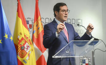 GRAF7534. LA AGUILERA (BURGOS), 12/07/2022.- El presidente de la Confederación Española de Organizaciones Empresariales (CEOE), Antonio Garamendi, participa este martes en el curso Prensa y Poder que se celebra esta semana en Ciudad de la Educación-San Gabriel en La Aguilera (Burgos). EFE/ Paco Santamaría