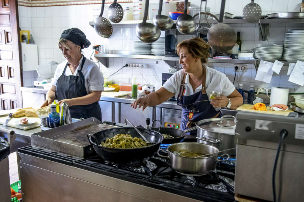 TOLEDO, 28/07/2022.- El mercado laboral ganó 383.300 ocupados durante el segundo trimestre del año, hasta situar el total en los 20.468.000, mientras que el desempleo se redujo y dejó la tasa de paro en el 12,48 %, la más baja desde finales 2008. En la imagen, Maripaz (i) y Yolanda trabajan en la cocina de un restaurante de Toledo. EFE/Ismael Herrero