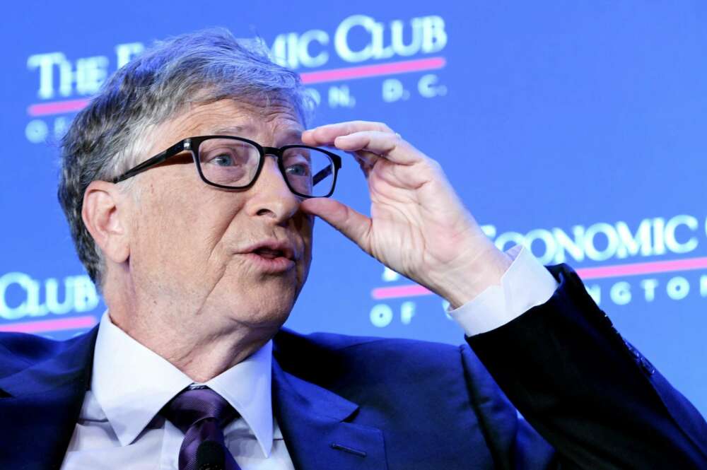 AME6228. WASHINGTON (ESTADOS UNIDOS), 24/06/2019.- El fundador de Microsoft, Bill Gates, habla durante su participación en un evento organizado este lunes, en la sede del organismo en Washington (EE.UU.). El fundador de Microsoft anunció este lunes que espera recaudar unos 2.500 millones de dólares en 2020 a través de un fondo de inversión que él mismo fundó para combatir la crisis climática desde la innovación de varias empresas del sector energético. EFE/Lenin Nolly