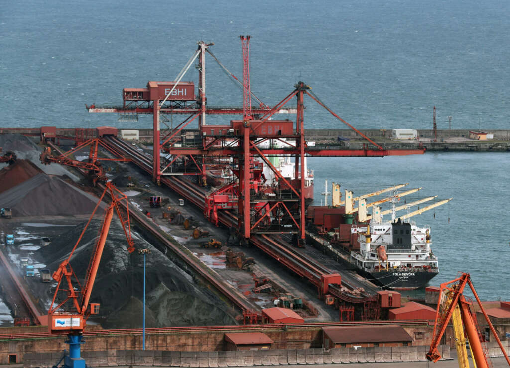 GIJÓN (ASTURIAS) 10/03/2022.- Un barco descarga carbón este jueves en el puerto de El Musel (Gijón), este jueves. La presidenta de la Federación Asturiana de Empresarios (FADE), María Calvo, ha advertido hoy de que el precio actual de la energía puede tener "consecuencias terribles" para muchas industrias y empresas, por lo que ha reclamado que se revise con urgencia el sistema de fijación de precios y se reduzca la fiscalidad a la que está sujeta. EFE/J.L. Cereijido