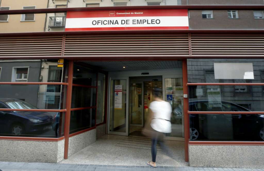 GRAF7320. MADRID, 02/07/2019.- Vista del exterior de una oficina de empleo en Madrid. El número de parados registrados en las oficinas del Servicio Público de Empleo Estatal (SEPE) se redujo en 63.805 personas durante junio, marcando el menor recorte en ese mes desde 2009. De acuerdo con los datos publicados este martes por el Ministerio de Trabajo, Migraciones y Seguridad Social, el número total de desempleados se situó en 3.015.686, la cifra más baja desde noviembre de 2008, tras salir de las listas del paro 146.476 personas en el último año (con un ritmo de reducción del 4,63 %). EFE/Javier Lizón