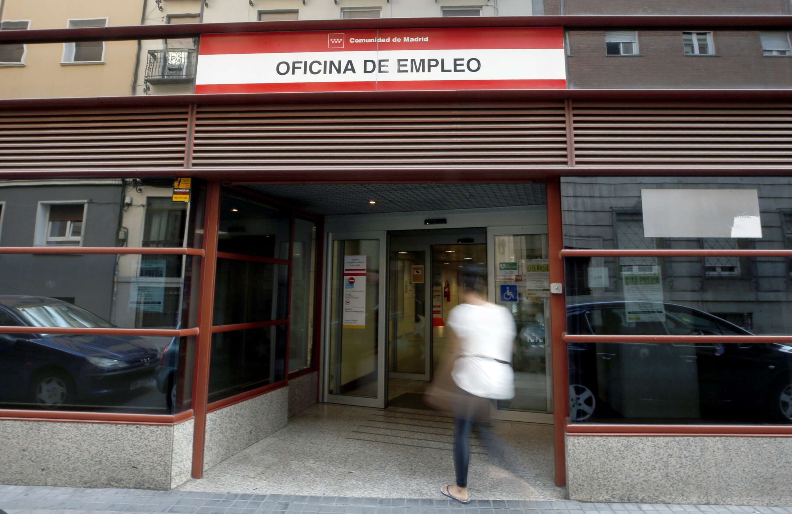 GRAF7320. MADRID, 02/07/2019.- Vista del exterior de una oficina de empleo en Madrid. El número de parados registrados en las oficinas del Servicio Público de Empleo Estatal (SEPE) se redujo en 63.805 personas durante junio, marcando el menor recorte en ese mes desde 2009. De acuerdo con los datos publicados este martes por el Ministerio de Trabajo, Migraciones y Seguridad Social, el número total de desempleados se situó en 3.015.686, la cifra más baja desde noviembre de 2008, tras salir de las listas del paro 146.476 personas en el último año (con un ritmo de reducción del 4,63 %). EFE/Javier Lizón