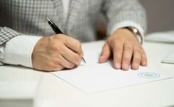 Hombre firmando un documento oficial. Imagen: Pixabay. cuenta.