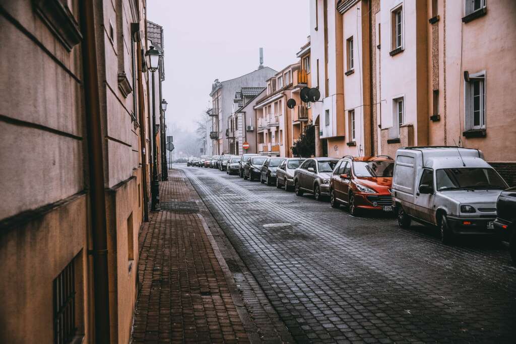 Calle llena de viviendas. Pixabay