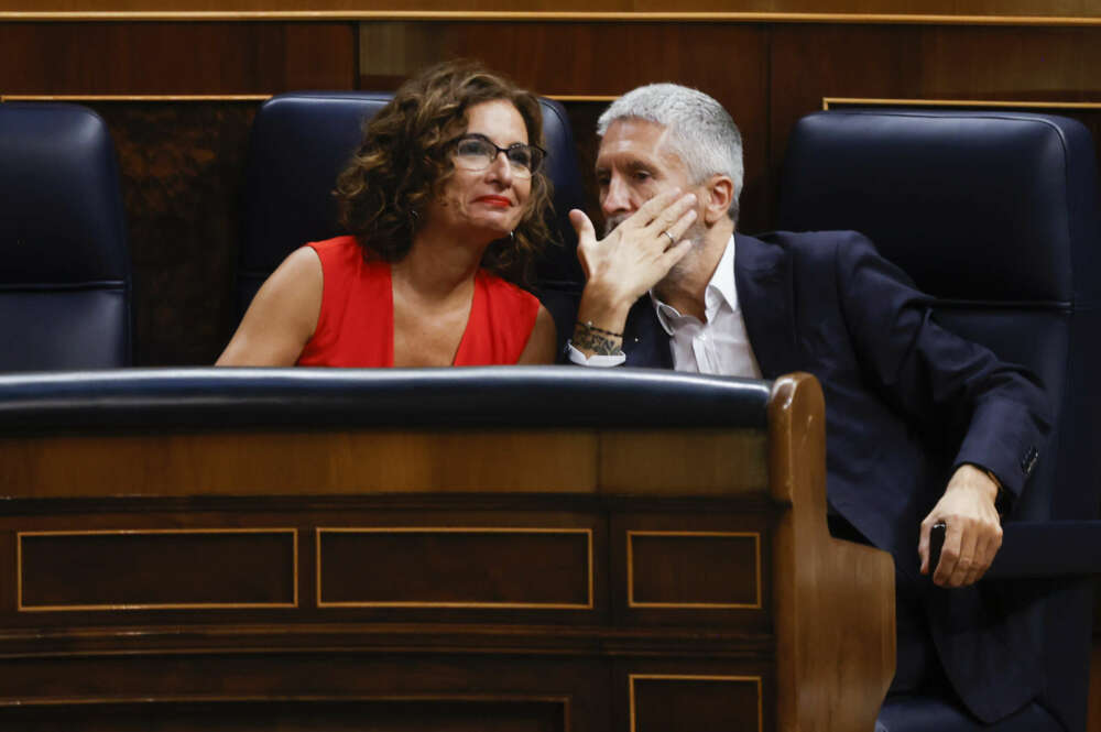 MADRID, 14/09/2022.- El ministro del Interior, Fernando Grande-Marlaska (d) conversa con la ministra de Hacienda, María Jesús Montero (i) durante la sesión de control al gobierno celebrada este miércoles en el Congreso. EFE/Juan Carlos Hidalgo