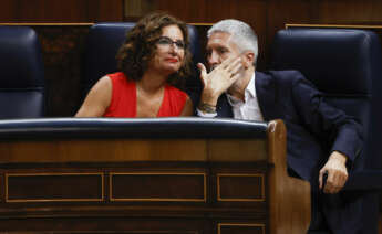 MADRID, 14/09/2022.- El ministro del Interior, Fernando Grande-Marlaska (d) conversa con la ministra de Hacienda, María Jesús Montero (i) durante la sesión de control al gobierno celebrada este miércoles en el Congreso. EFE/Juan Carlos Hidalgo