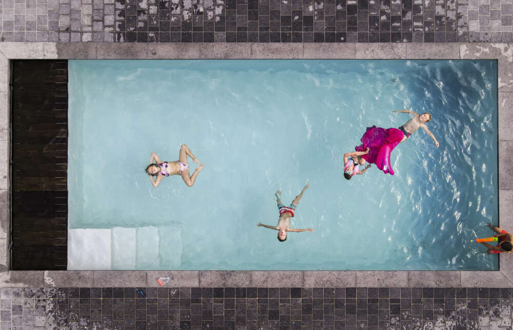 Una imagen tomada con un dron de unos niños disfrutando de un baño en una piscina en Saint Denis Bovesse, Bélgica, este lunes. EFE/OLIVIER HOSLET