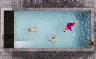 Una imagen tomada con un dron de unos niños disfrutando de un baño en una piscina en Saint Denis Bovesse, Bélgica, este lunes. EFE/OLIVIER HOSLET