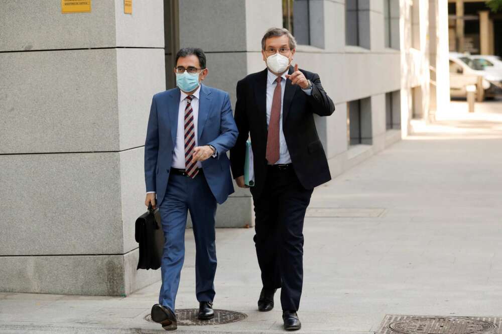 GRAF9412. MADRID, 30/06/2020.- El exconsejero delegado del grupo DIA, Ricardo Currás (d) a su llegada a la Audiencia Nacional en Madrid este martes donde se desarrolla el juicio que investiga las irregularidades contables detectadas en el seno de la empresa. EFE/Chema Moya