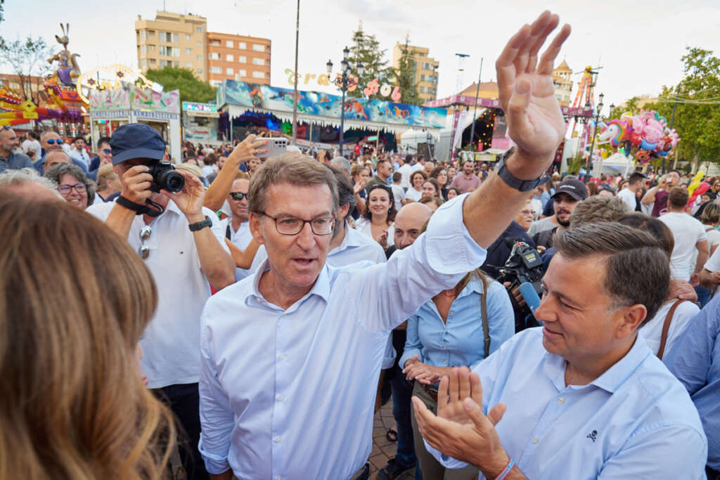 El presidente nacional del PP, Alberto Núñez Feijóo, hoy jueves en la Feria de Albacete. EFE/Manu