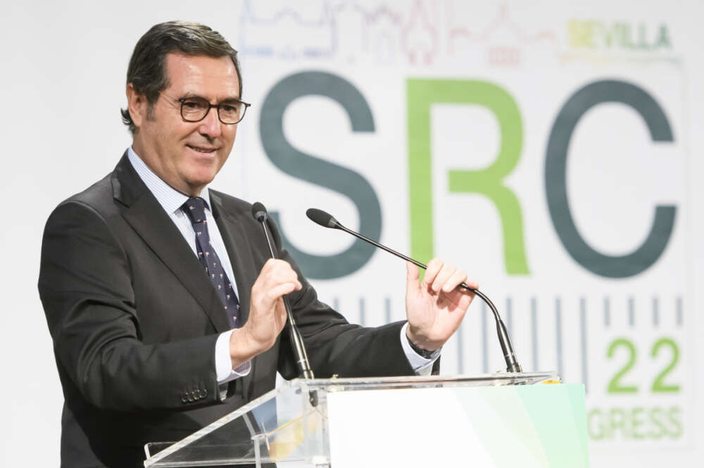 El presidente de la CEOE, Antonio Garamendi, durante su intervención en el congreso anual Spain Retail Congress, donde en declaraciones a los medios ha dicho que considera un "error" la decisión del Gobierno de incorporar un nuevo impuesto a las grandes fortunas, que ha achacado a la decisión del Gobierno andaluz de eliminar el impuesto de patrimonio, y ha animado a otras comunidades a que hagan lo mismo, este martes en Sevilla. EFE/ Raúl Caro.