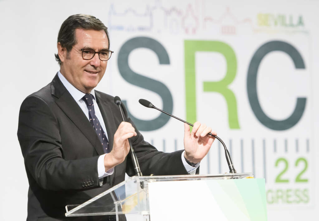 El presidente de la CEOE, Antonio Garamendi, durante su intervención en el congreso anual Spain Retail Congress, donde en declaraciones a los medios ha dicho que considera un "error" la decisión del Gobierno de incorporar un nuevo impuesto a las grandes fortunas, que ha achacado a la decisión del Gobierno andaluz de eliminar el impuesto de patrimonio, y ha animado a otras comunidades a que hagan lo mismo, este martes en Sevilla. EFE/ Raúl Caro.