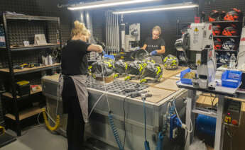 BÉRGAMO (ITALIA), 09/09/2022.- Proceso de fabricación de cascos de moto en la fábrica Airoh, en la provincia de Bérgamo (Italia). EFE/Juan Antonio Lladós