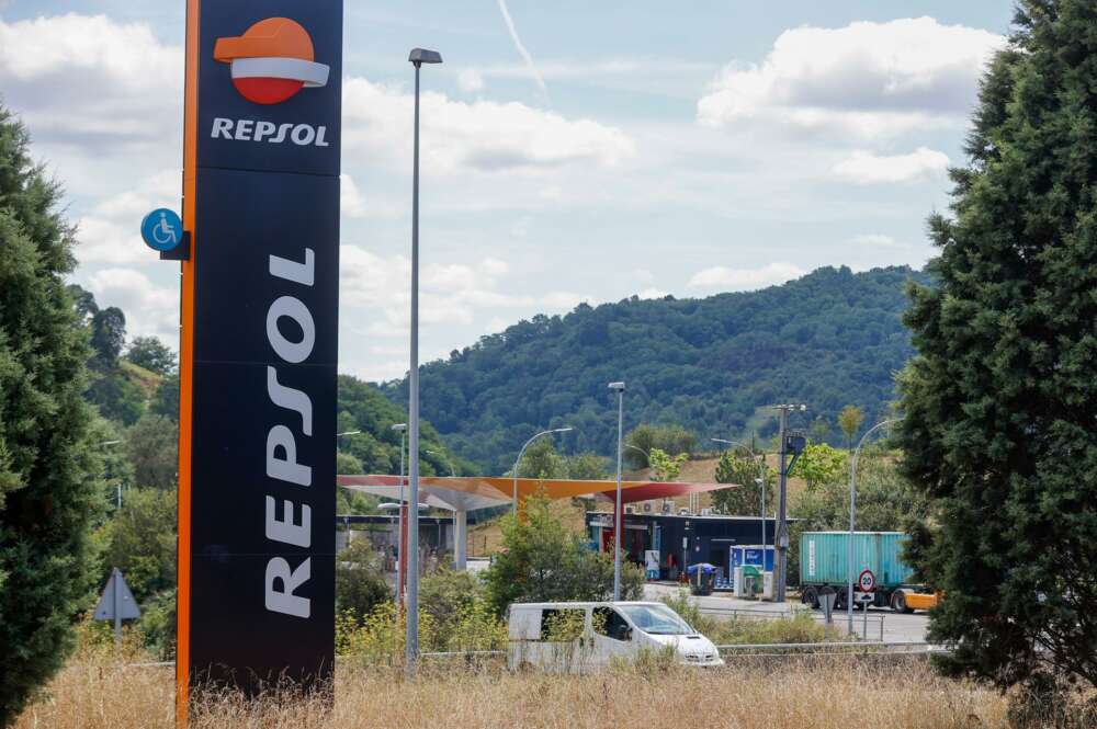 El precio de la gasolina desciende un 0,61%, mientras que el del diésel baja un 1,51%. Foto: EFE/Luis Tejido.