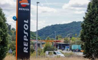 El precio de la gasolina desciende un 0,61%, mientras que el del diésel baja un 1,51%. Foto: EFE/Luis Tejido.