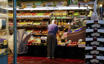 MADRID, 12/08/2022.- Un frutero coloca el género este viernes en Madrid. La inflación en España se disparó en el mes de julio al 10,8 %, seis décimas por encima de la registrada el mes anterior y la más elevada desde septiembre de 1984. EFE/Luis Millan
