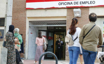 MADRID, 02/09/2022.- Varias personas hacen cola para acceder a una oficina de empleo en Madrid este viernes cuando El Ministerio de Trabajo y el de Inclusión y Seguridad Social publican los datos del paro y afiliación del mes de agosto. EFE/ Luis Millán