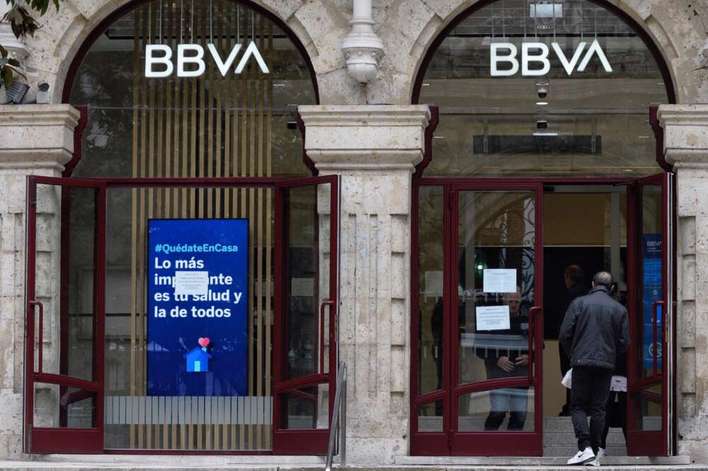 Un hombre entra en una sucursal bancaria de BBVA