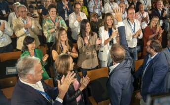 El presidente del Partido Popular, Alberto Núñez Feijóo, saluda a simpatizantes a su llegada a la primera jornada de la 25 reunión Interparlamentaria del PP este sábado en Toledo. EFE/Ismael Herrero.