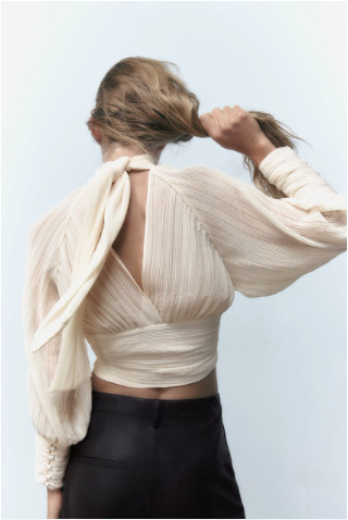 Zara tiene la blusa plisada ideal para ser la elegante de la oficina - Economía