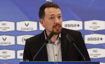 El exvicepresidente del Gobierno Pablo Iglesias (d) presenta al embajador de Chile en España, Javier Velasco, durante un desayuno informativo celebrado en el Hotel Ritz en Madrid, este martes. EFE/ J.J. Guillen