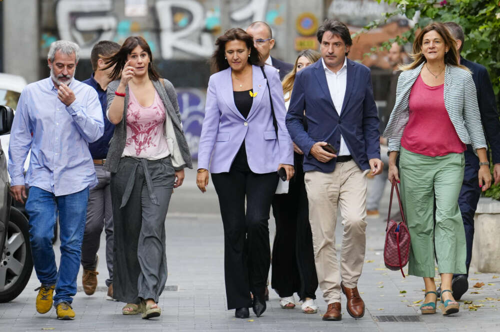 GRAFCAT1514. BARCELONA (ESPAÑA), 29/09/2022.-La presidenta de JxCat Laura Borràs (c) acompañada de dirigentes de su partido, llegan a la sede de su formación donde se reúne su ejecutiva este jueves en que todos los consellers de JxCat han puesto su cargo "a disposición" de lo que decida el partido, cuya dirección se reúne este jueves por la mañana, después de que anoche el presidente de la Generalitat, Pere Aragonès, destituyera al vicepresidente del Govern, Jordi Puigneró. EFE/Enric Fontcuberta