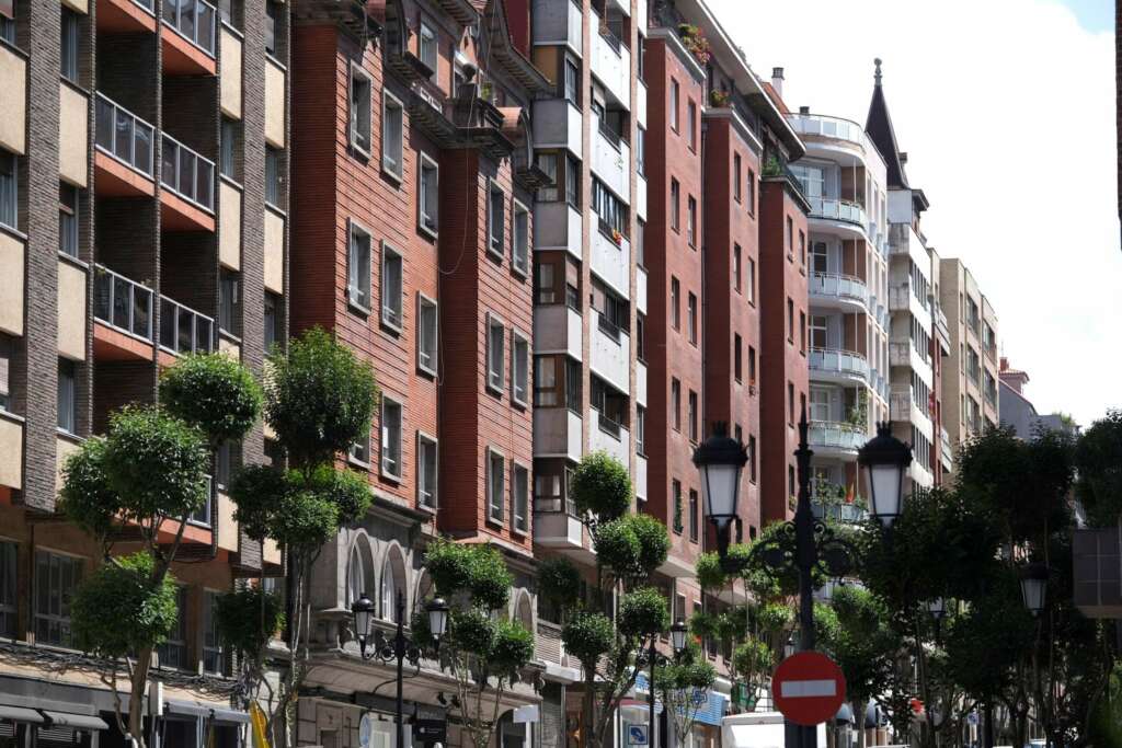 GRAF4279. OVIEDO, 17/08/2021.- La calle Cervantes de Oviedo es la más cara de Asturias para comprar una vivienda, con un precio medio de 495.936 euros, según un informe publicado este martes por el portal inmobiliario Idealista. EFE/Paco Paredes