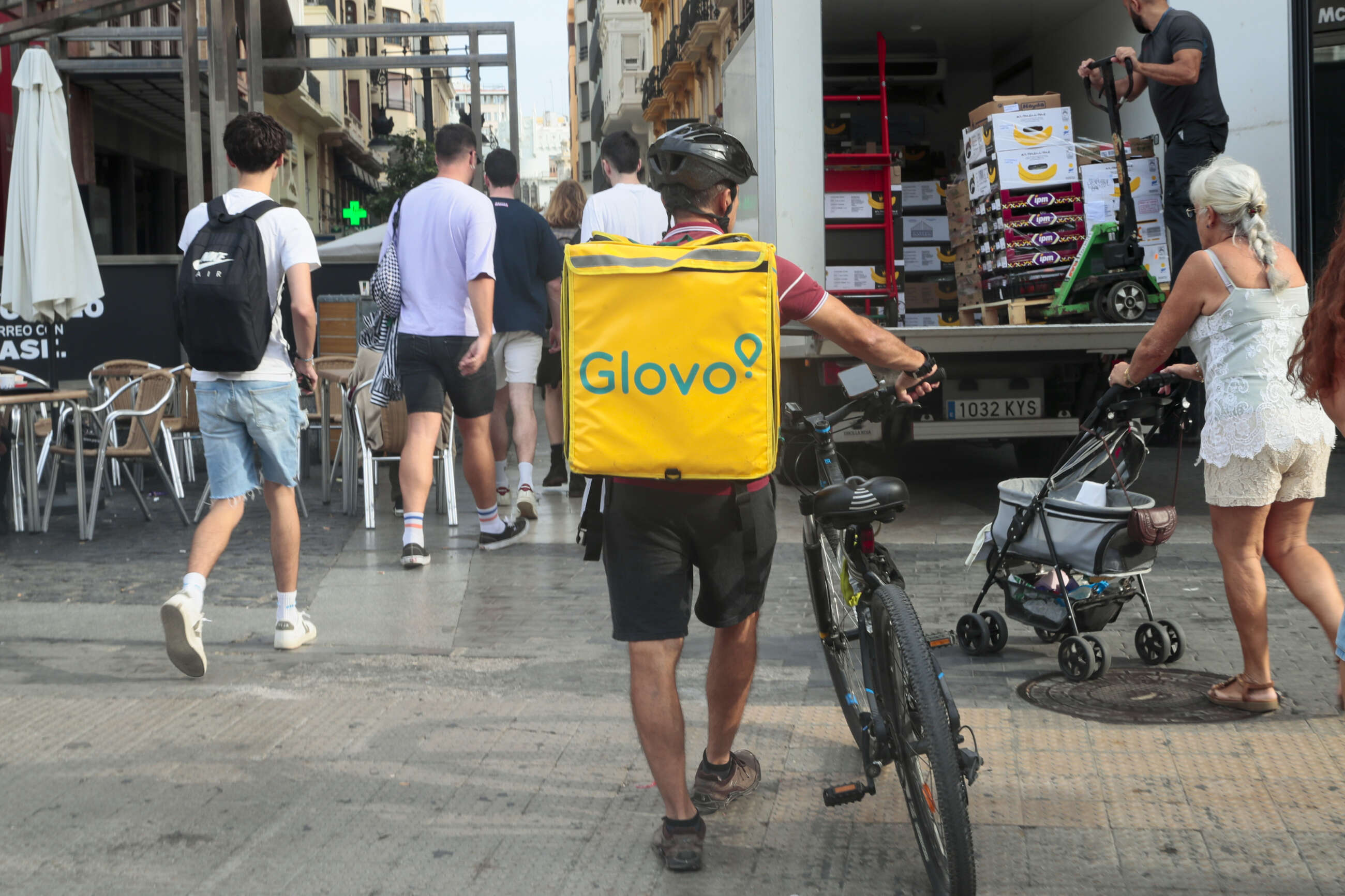 Un repartidor de Glovo, en las calles de Valencia. EFE/ Juan Carlos Cárdenas