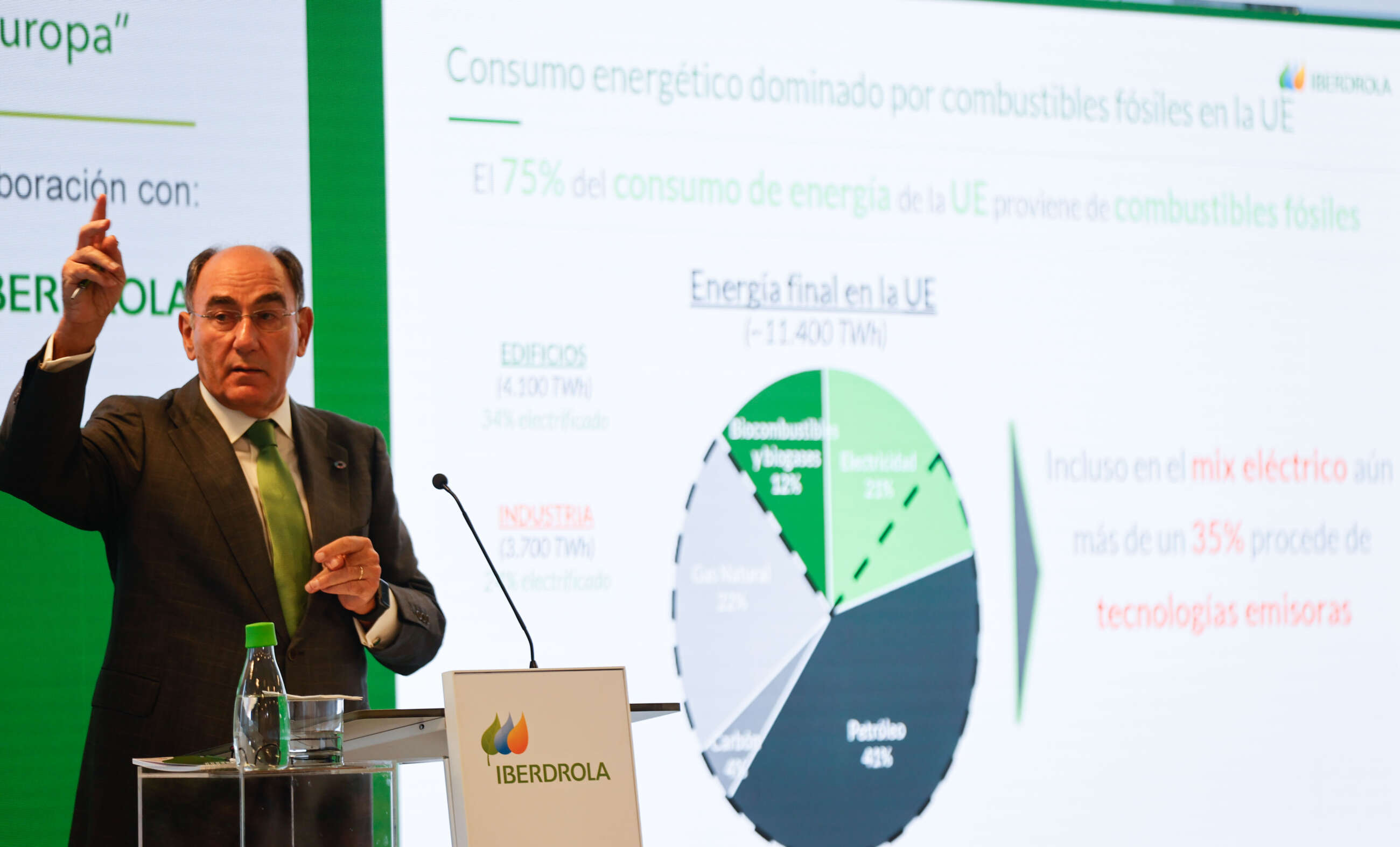 BILBAO, 15/09/2022.- El presidente de Iberdrola, José Ignacio Sánchez Galán (i), durante la conferencia sobre los retos y oportunidades para el sector energético organizada por Deusto Business Alumni ese jueves en Bilbao. EFE/Luis Tejido