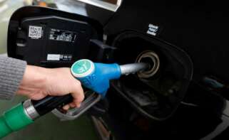 MADRID, 10/02/2022.- El precio de la gasolina ha marcado un nuevo máximo histórico por segunda semana consecutiva, mientras que el gasóleo se ha quedado a las puertas de superar un récord vigente desde hace más de nueve años. EFE/ Javier Lizón