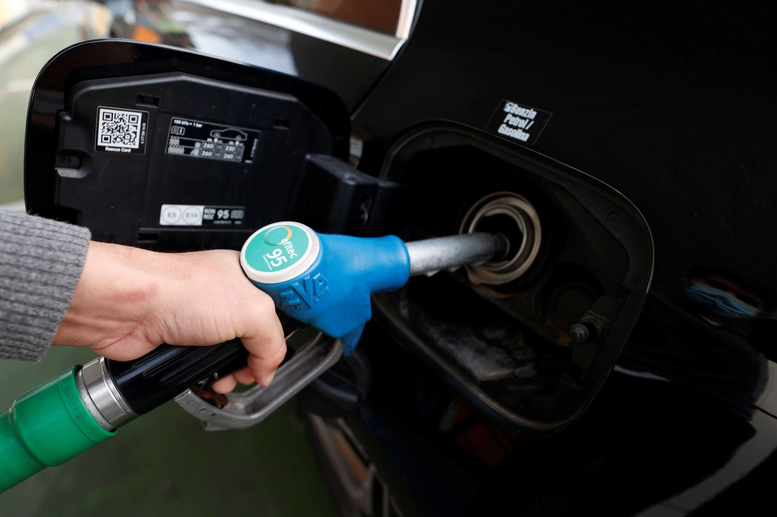 MADRID, 10/02/2022.- El precio de la gasolina ha marcado un nuevo máximo histórico por segunda semana consecutiva, mientras que el gasóleo se ha quedado a las puertas de superar un récord vigente desde hace más de nueve años. EFE/ Javier Lizón