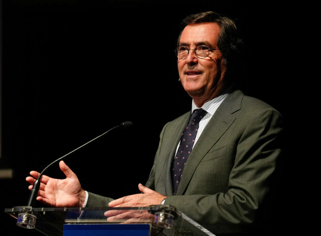 BARCELONA, 08/09/2022.- El presidente de la CEOE, Antonio Garamendi, interviene durante una charla sobre economía organizada por La Vanguardia, este jueves en Barcelona. EFE/ Enric Fontcuberta