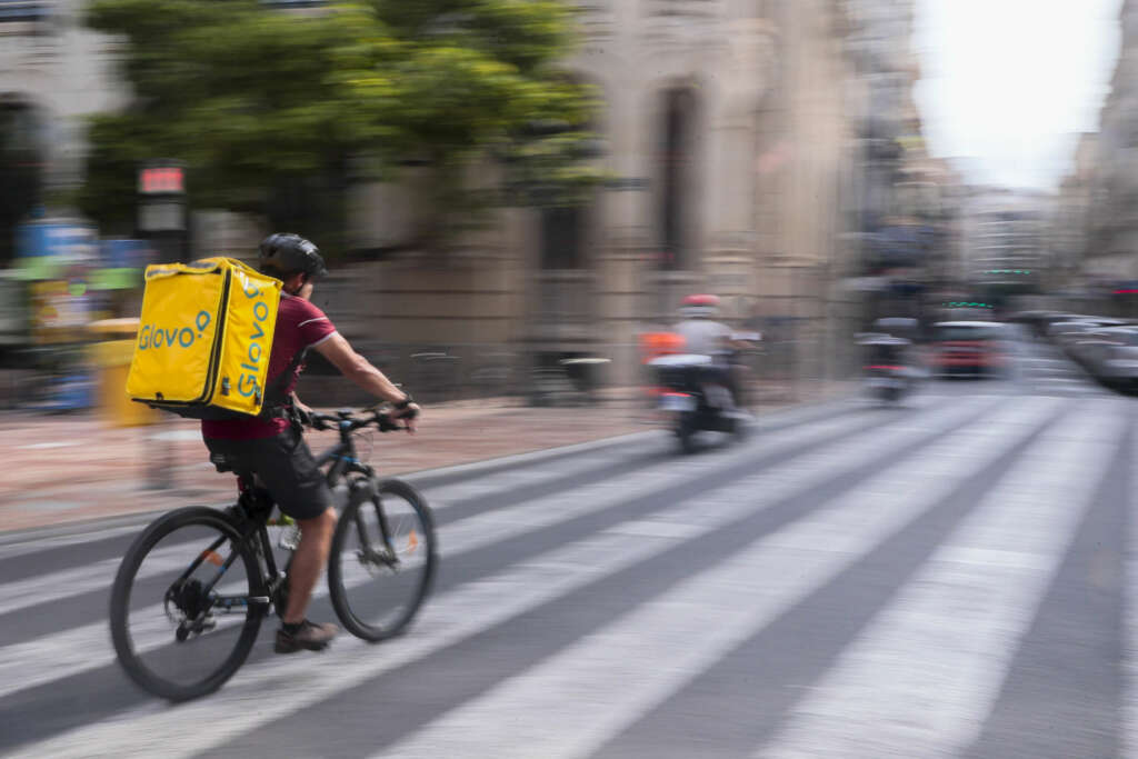 GRAFCVA8533 VALENCIA, 21/09/2022.- La Inspección de Trabajo comenzó el pasado lunes a notificar actas de infracción y liquidación a la empresa Glovo en Barcelona y Valencia, que suponen la imposición de casi 79 millones de euros en multas por tener a 10.614 trabajadores como falsos autónomos.En la imagen, un repartidor de Glovo, hoy en las calles de Valencia.EFE/ Juan Carlos Cárdenas