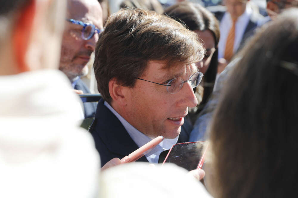 MADRID, 30/09/2022.- El alcalde de Madrid, José Luis Martínez-Almeida, en declaraciones durante la inauguración de la 32ª Feria de Otoño del Libro Viejo y Antiguo de Madrid, este viernes en el paseo de Recoletos. EFE/ Luis Millán