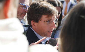 MADRID, 30/09/2022.- El alcalde de Madrid, José Luis Martínez-Almeida, en declaraciones durante la inauguración de la 32ª Feria de Otoño del Libro Viejo y Antiguo de Madrid, este viernes en el paseo de Recoletos. EFE/ Luis Millán