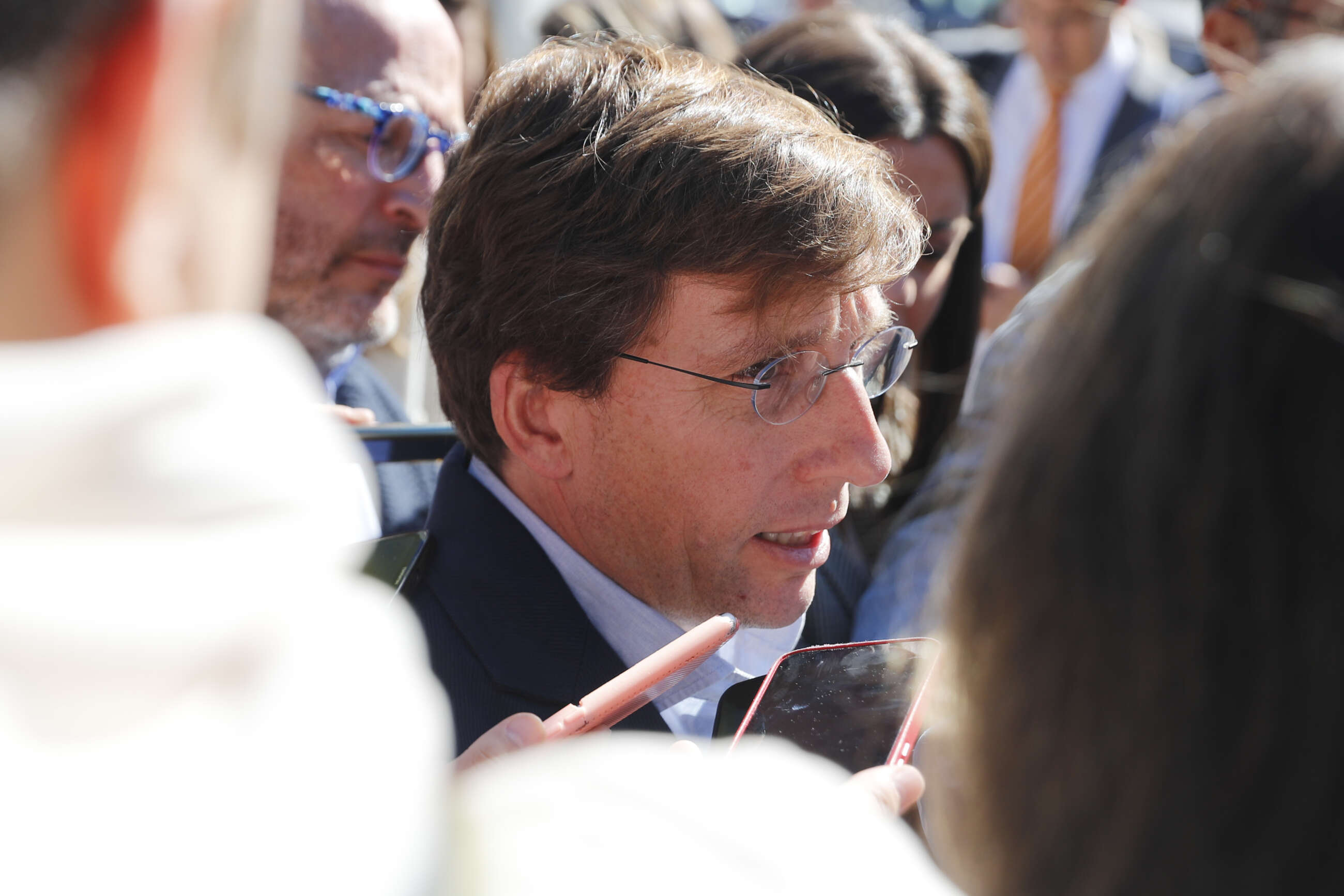 MADRID, 30/09/2022.- El alcalde de Madrid, José Luis Martínez-Almeida, en declaraciones durante la inauguración de la 32ª Feria de Otoño del Libro Viejo y Antiguo de Madrid, este viernes en el paseo de Recoletos. EFE/ Luis Millán