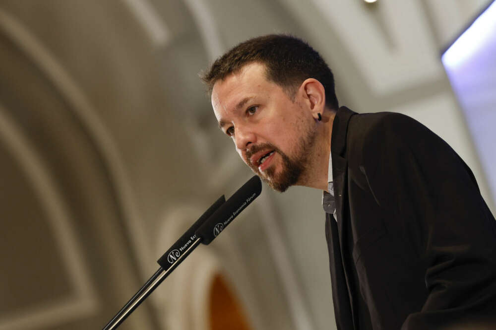 MADRID, 20/09/2022.- El exvicepresidente del Gobierno Pablo Iglesias presenta al embajador de Chile en España, Javier Velasco, durante un desayuno informativo celebrado en el Hotel Ritz en Madrid, este martes. EFE/ J.J. Guillen