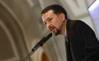 MADRID, 20/09/2022.- El exvicepresidente del Gobierno Pablo Iglesias presenta al embajador de Chile en España, Javier Velasco, durante un desayuno informativo celebrado en el Hotel Ritz en Madrid, este martes. EFE/ J.J. Guillen