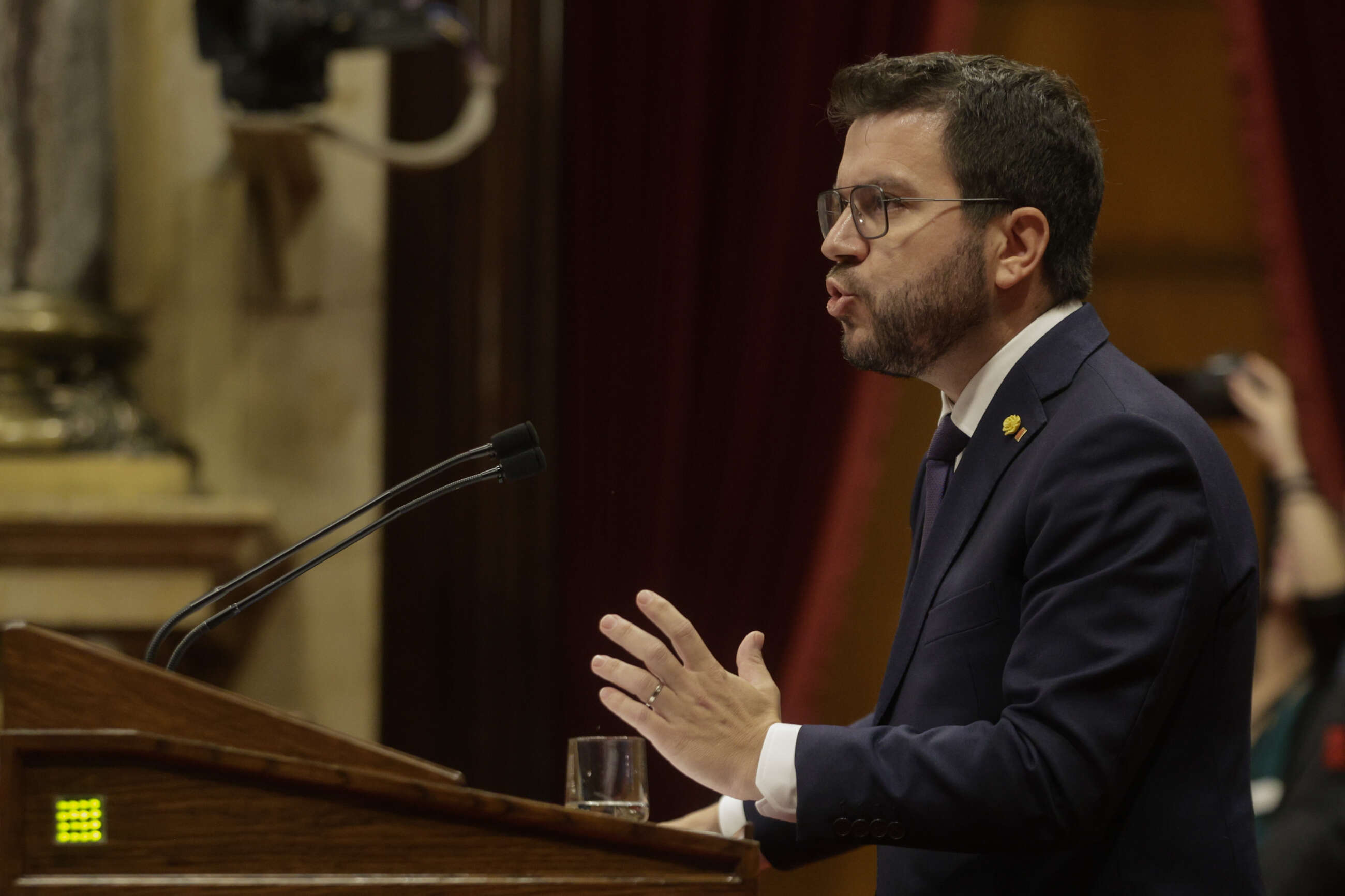 GRAFCAT1389. BARCELONA (ESPAÑA), 27/09/2022.- El presidente de la Generalitat, Pere Aragonès, ha iniciado este martes el debate de política general en el Parlament apelando a construir "consensos" y alcanzar "grandes acuerdos" en Cataluña, que debe seguir siendo, ha dicho, "un muro contra el fascismo", en alusión a las elecciones italianas.EFE/Quique García