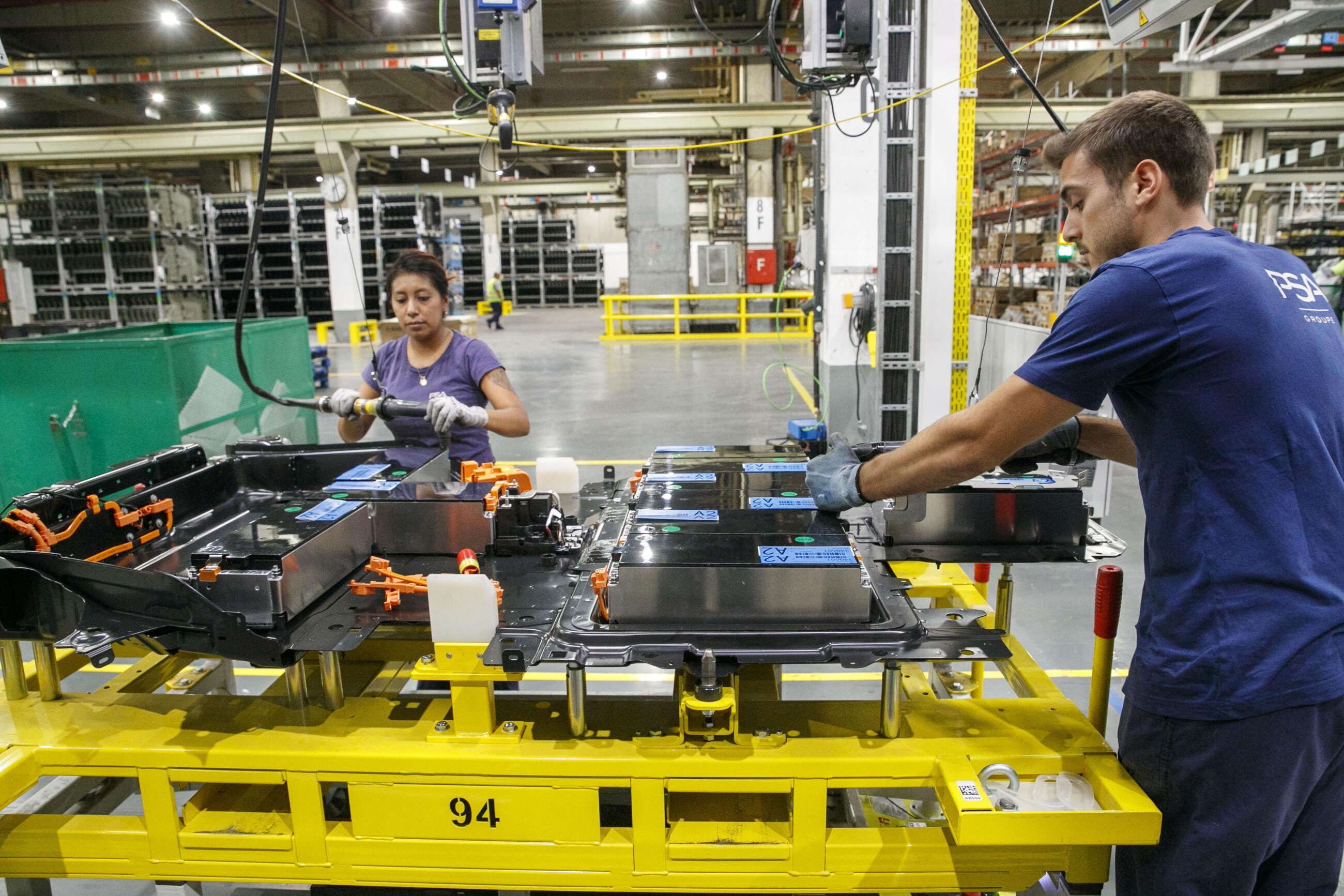 FIGUERUELAS (ZARAGOZA), 07/09/2022.- Trabajadores en la planta de baterías para los vehículos eléctricos que Stellantis produce en su factoría de Figueruelas (Zaragoza). EFE/Javier Cebollada