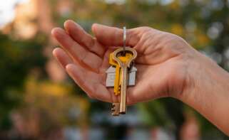 Una mujer sostiene unas llaves de su casa en la mano. Foto: Freepik.