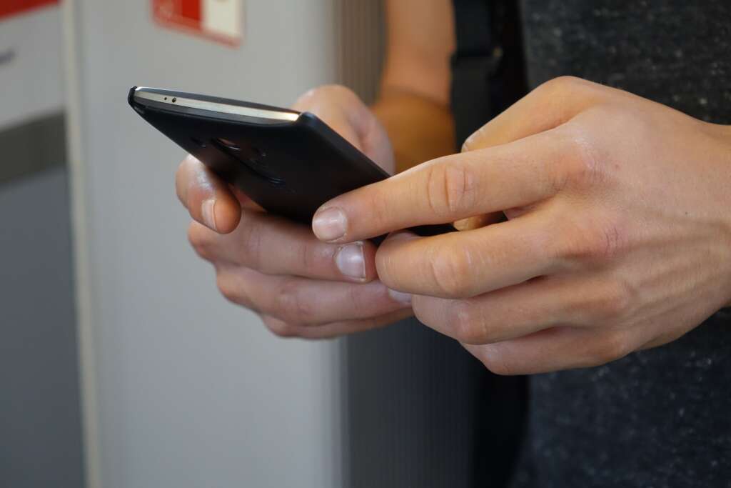 Una persona envía un mensaje a través de su móvil. Pixabay.