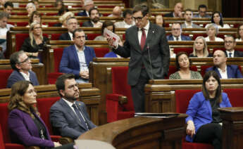 GRAFCAT1724. BARCELONA, 05/10/2022.- El líder del PSC, Salvador Illa, interpela al presidente de la Generalitat, Pere Aragonès, durante la sesión de control al gobierno catalán que se celebra en el pleno del Parlament. EFE/Andreu Dalmau