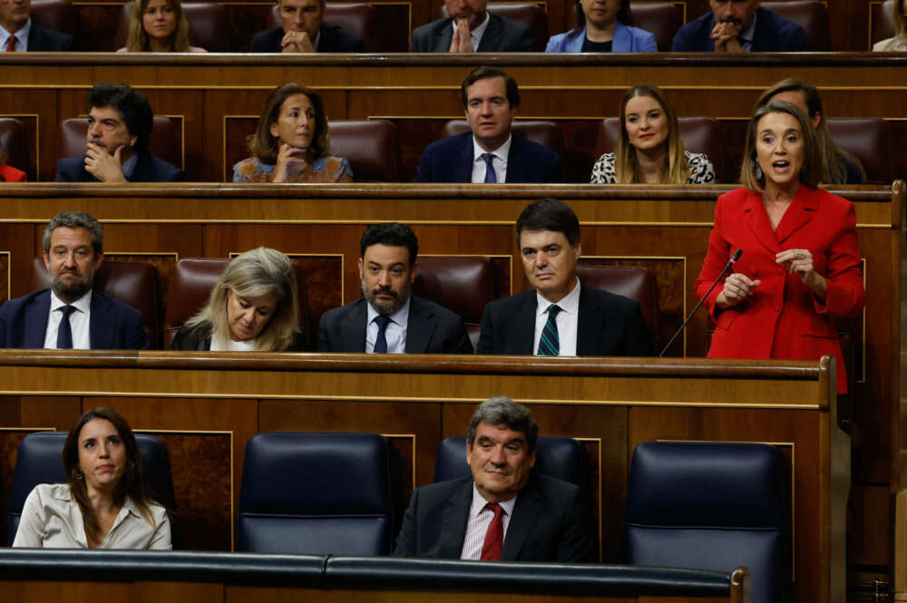 MADRID, 05/10/2022.- La portavoz del Partido Popular, Cuca Gamarra (d) durante el pleno celebrado este miércoles en el Congreso de los Diputados. EFE/J.J.Guillén
