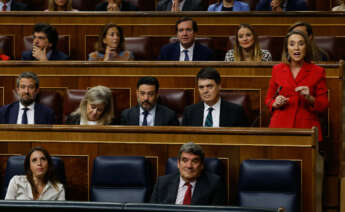 MADRID, 05/10/2022.- La portavoz del Partido Popular, Cuca Gamarra (d) durante el pleno celebrado este miércoles en el Congreso de los Diputados. EFE/J.J.Guillén