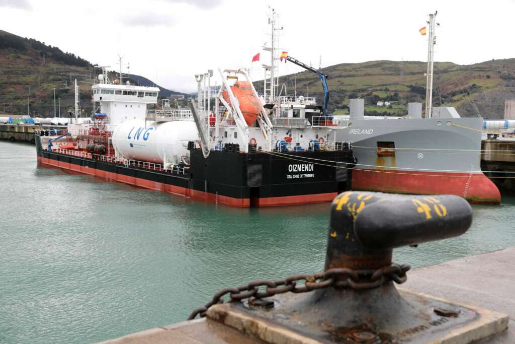 GRAF3736. SANTURTZI, 03/02/2018.- El puerto de Bilbao ha acogido la primera operación de carga de gas natural licuado (GNL) de un barco a otro que se realiza en todo el Arco Atlántico y el Mediterráneo. En esta prueba piloto se han transferido unos 90 metros cúbicos de GNL desde el remodelado Oizmendi (en la imagen) a un buque cementero en tránsito que se encontraba amarrado en el puerto de Bilbao, que ahora dispone de un nuevo servicio de suministro de gas para aquellos navíos que operan con gas natural. EFE/LUIS TEJIDO
